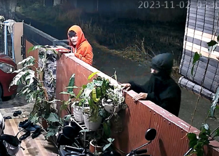 Ada yang Kenal? Pelaku Pencurian di Talun Cirebon Terekam CCTV, Curi Helm