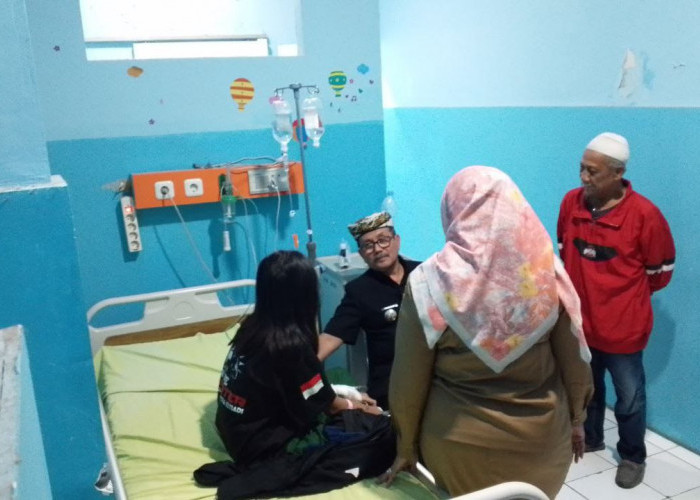 Bupati Cirebon Jenguk Maonyq Maysti Hawa: Kami Siap Bantu Agar Kembali Melanjutkan Sekolahnya