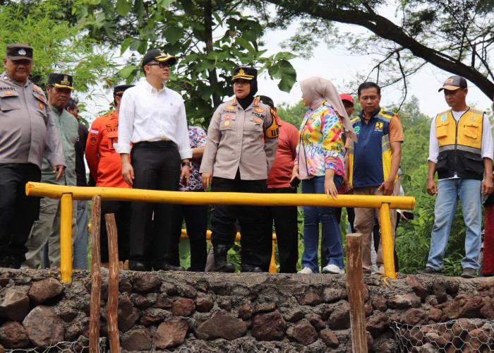 PJ Bupati Cirebon Tinjau Perbaikan Jalan dan Jembatan di Kecamatan Sedong  