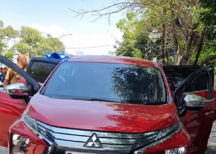 BREAKING NEWS: Diduga Serangan Jantung, Pengemudi Mobil Xpander Merah Kejang di Jl dr Cipto Kota Cirebon