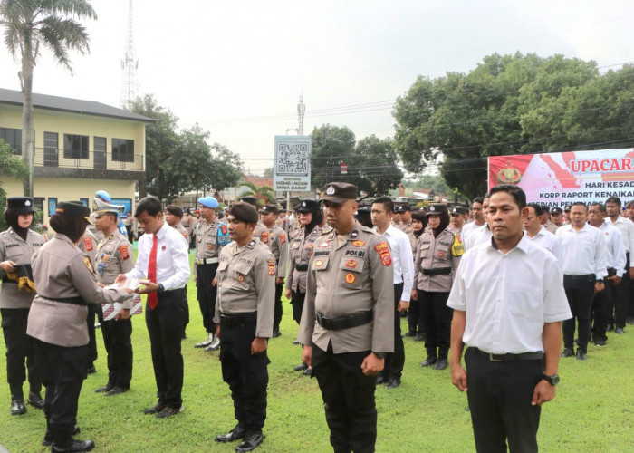 Pimpin Upacara Hari Kesadaran Nasional, Kapolresta Cirebon Berikan Penghargaan Kepada 70 Personel Berprestasi