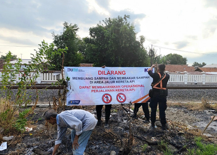 Sangat Bahaya Membakar Sampah di Sekitar Jalur Kereta api