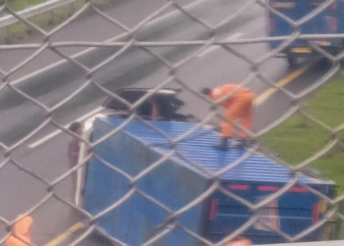 Sabtu Petang Mencekam di Tol Palikanci, Truk Boks Oleng hingga Terguling