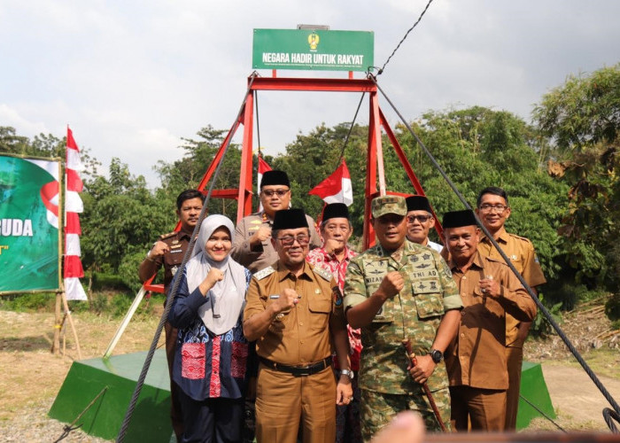 Bupati Cirebon Apresiasi Pembangunan Jembatan Gantung di Desa Babakan, Permudah Mobilitas Warga