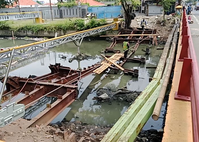 Rel Kereta Peninggalan Belanda di Cirebon Dibongkar, Aset Bersejarah Terancam Hilang