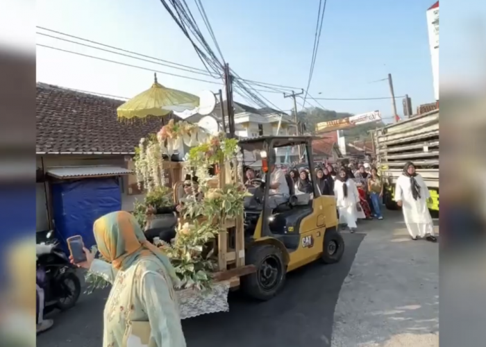 Pernikahan Unik 'Bos MBG’ di Kuningan, Diarak Forklift Usai Akad