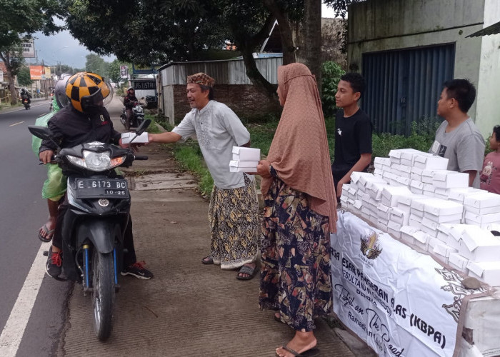 Keluarga Besar Pangeran Alas Bagikan Takjil, Ratusan Paket Dibagikan ke Pengendara