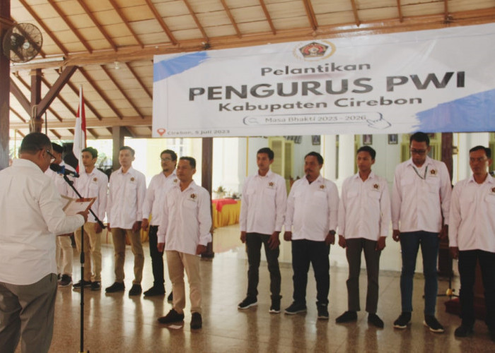 Pengurus PWI Kabupaten Cirebon Resmi Dilantik, Ketua PWI Jawa Barat Ajak Media Terlibat Pembangunan Daerah