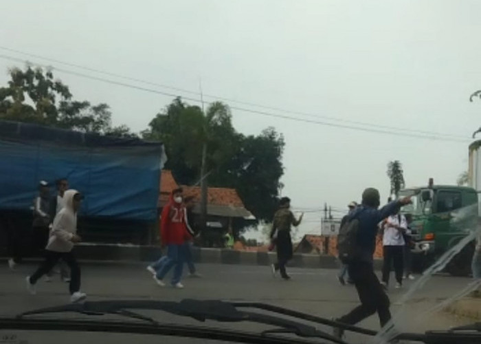 Pagi-pagi Tawuran Pelajar di Klangenan Cirebon, Warga: Ngeri, Anak Sekolah Ini Apa yang Dicari