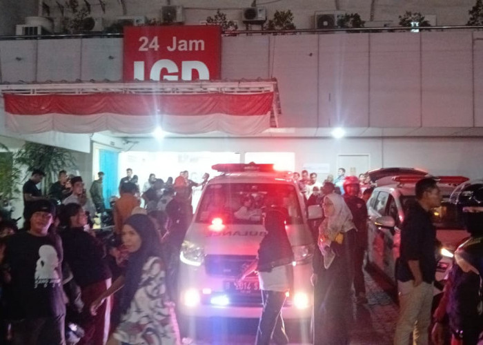 RS Siloam Putera Bahagia Cirebon Masih Dipadati Korban Pasca Santap MBG, Ambulans Bawa Pasien ke RS Lain