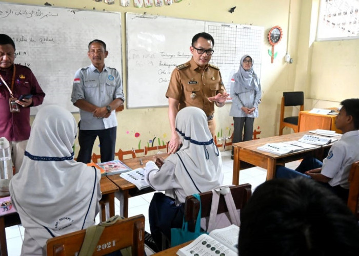 Tinjau Sekolah, Pj Bupati Cirebon Pastikan KBM Lancar