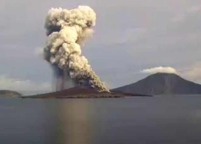 Gunung Anak Krakatau Kembali Erupsi, Statusnya Siaga