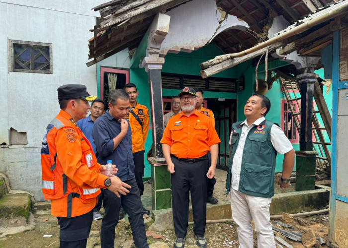 Tinjau Dampak Gempa di Pamijahan Bogor, Bey: Masyarakat Harus Tingkatkan Kewaspadaan 