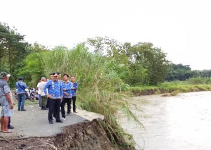 Jalan Nagrak-Lojikaum Putus Akibat Longsor, DPUTR Cirebon Segera Bangun Jalan Darurat