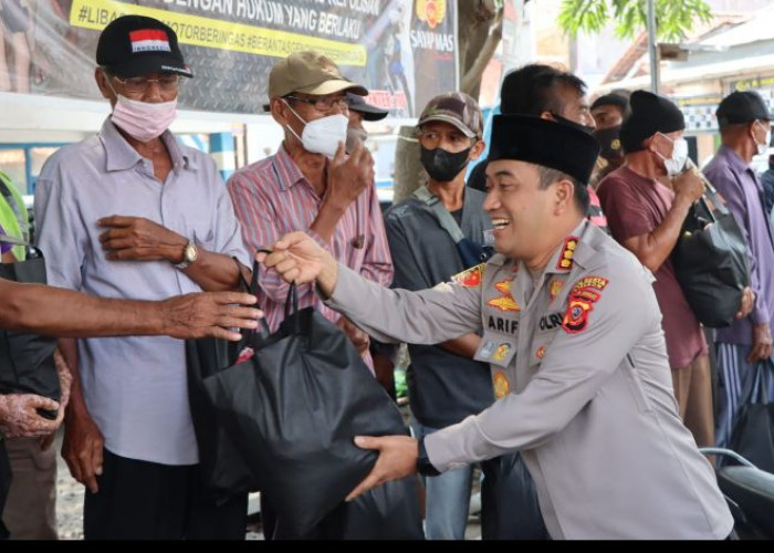 Kapolresta Cirebon Pimpin Pembagian 600 Paket Bansos ke Warga Terdampak Kenaikan Harga BBM