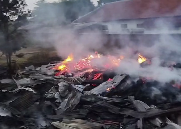 Gudang Material Kayu di Weru Cirebon Terbakar Hebat, Kerugian Capai Rp2,26 Miliar