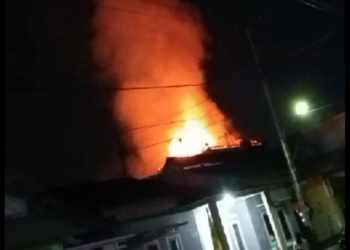 Diduga Api dari Tungku Pembakaran Pembuatan Tempe, Dua Rumah di Jalaksana Terbakar