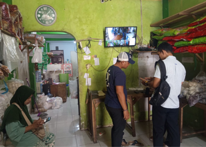 Kurang dari 30 Detik, Pria Bertopi Gasak 15 Bal Otak-otak dan 3 Dus Tahu Bulat, Terekam CCTV