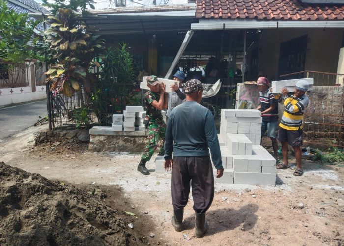 Hangatnya Gotong Royong: Warga Kerandon Bangun Rumah untuk Suryana