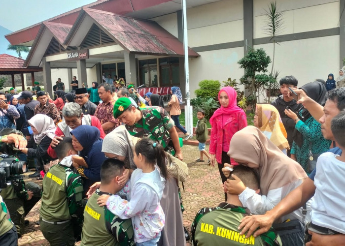 Siswa Keluar Barak Militer di Kuningan, Disambut Isak Tangis Orangtua
