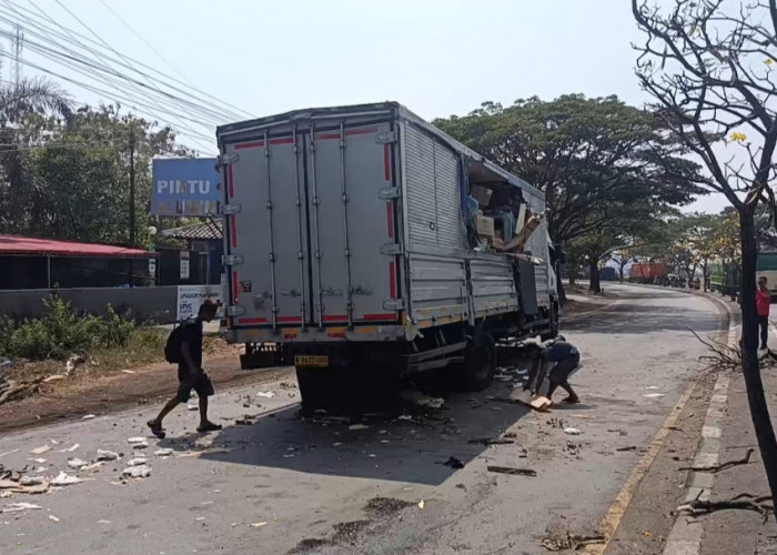 Truk Ransus Nyelonong ke Jalur Lawan di Pantura Cirebon, Hantam Truk Paket hingga Boks Jebol