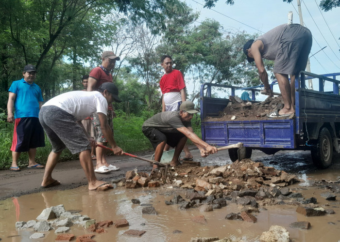 Bertahun-tahun Tak Tersentuh Perbaikan, Warga Suket Duwur Swadaya Perbaiki Jalan Rusak