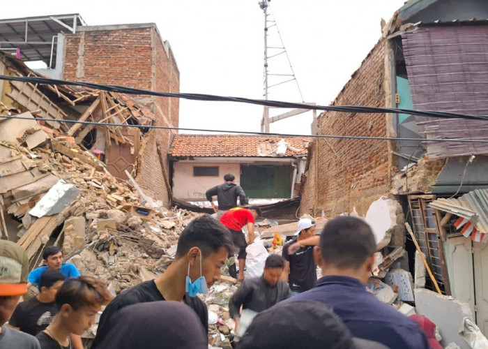 Terdengar Ledakan, Rumah 3 Lantai Ambruk di Margahayu Nyaris Rata dengan Tanah