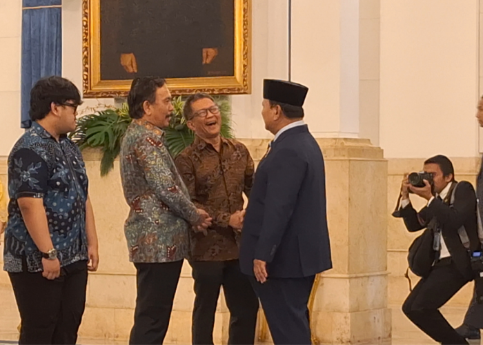 Momen Akrab Rocky Gerung dan Prabowo di Istana, Sentuh Pundak Presiden Usai Pelantikan