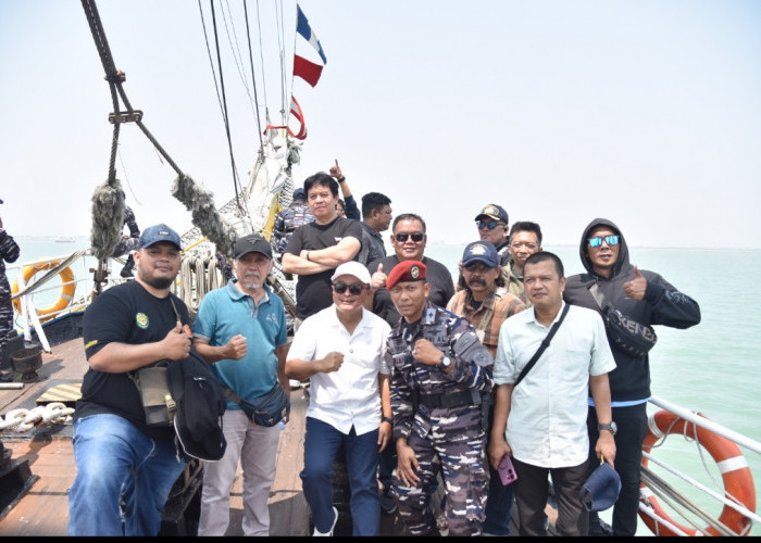 Bupati Kuningan dan Jajaran Pemkab Joy Sailing di KRI Dewaruci, Perkuat Sinergi dengan TNI AL
