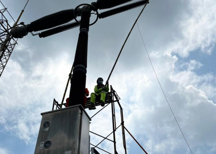 Inspiratif! Srikandi PLN Cirebon Turun Langsung Rawat Gardu Induk demi Listrik Andal