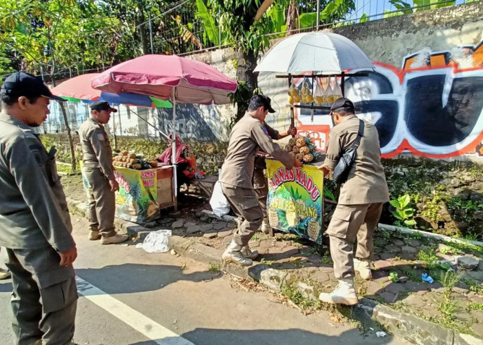 Sosialisasi Sebelum Penertiban: Satpol PP Cirebon Desak PKL Tak Jualan di Trotoar dan Badan Jalan