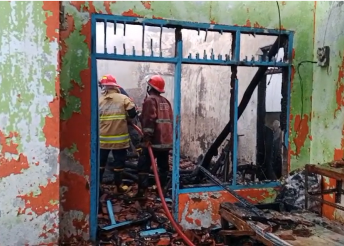 Kebakaran di Sindanglaut Cirebon, Api Melalap Rumah dan 2 Motor dalam Hitungan Menit