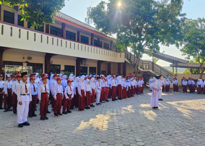 Jadi Pembina Upacara, Camat Harjamukti Titip Pesan Ini kepada Siswa SDIT Muhammadiyah