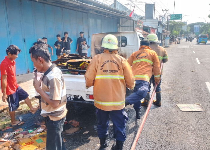 Insiden Hari Ini! Kebakaran Melanda Mobil Pickup di Jalan Pegambiran Kota Cirebon