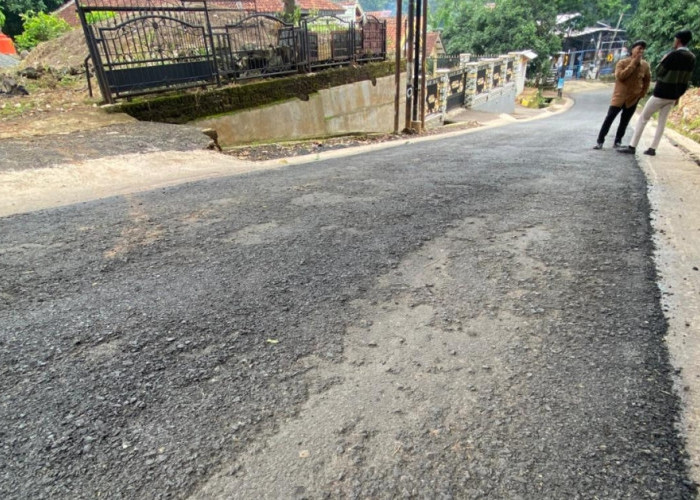 Warga Kecewa! Jalan Halimpu–Wangkelang Cirebon Ambrol Setelah Diperbaiki 