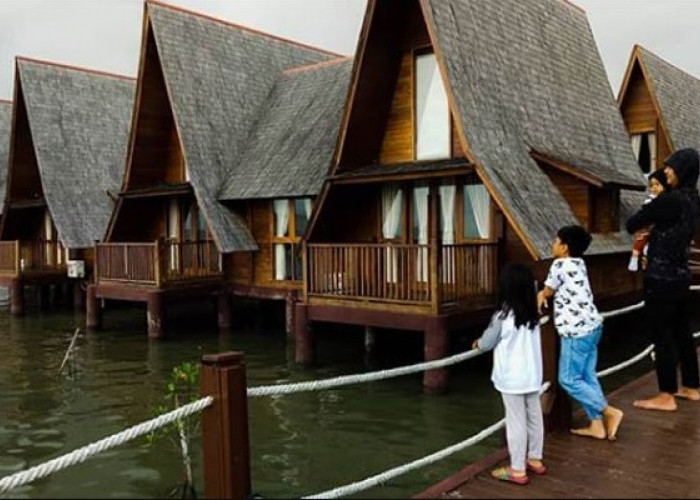 Cirebon Waterland Ade Irma Suryani, Berfoto dengan Latar Belakang Laut