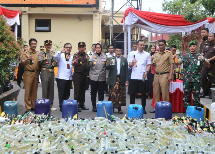 Polresta Cirebon Musnahkan Ribuan Botol Miras Bersama Kejaksaan dan PN Cirebon 