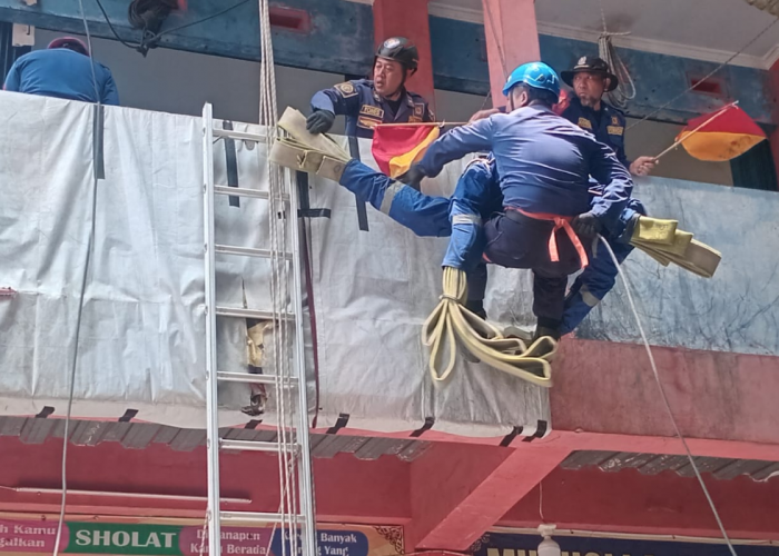 Adu Skill Petugas Damkar Kota Cirebon, Diuji Padamkan Api hingga Evakuasi Korban