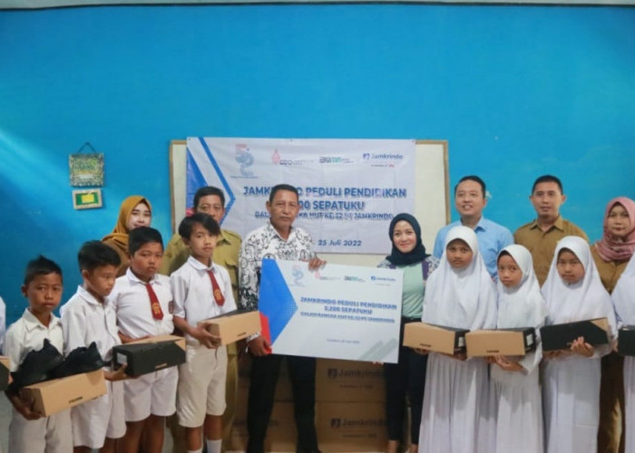 Jamkrindo Bagikan Bantuan Sepatu di Cirebon 