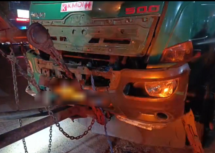 Kecelakaan Tunggal di Kesambi Cirebon, Truk Hantam Median Usai Hindari Tronton