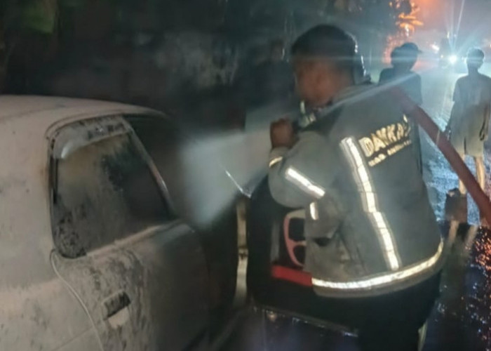 Sedan Suzuki Baleno Terbakar di Jatibarang, Diduga Akibat Korsleting Sikring