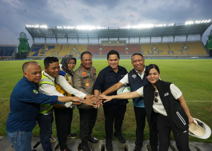 Erick Thohir Inspeksi Stadion Si Jalak Harupat: Kondisi Rumput Lapangan Siap Pakai