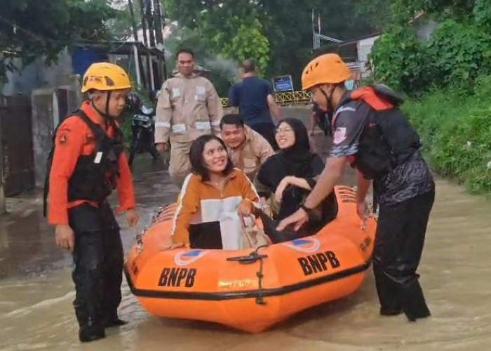 Air Meluap ke Pemukiman! Warga Kalijaga Kota Cirebon Dievakuasi Petugas BPBD dan Polisi