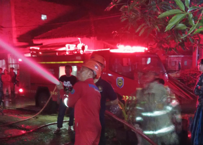 Korsleting Listrik, Rumah di Dipedang Terbakar Kerugian Capai Rp 70 juta