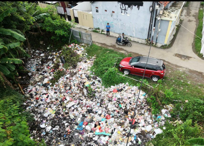 Diduga Limbah Usaha, Warga Keluhkan Pembuangan Sampah Liar di Sutawinangun Cirebon