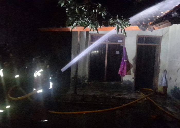 Kebakaran di Kabupaten Kuningan, Ijazah dan Uang Rp60 Juta di Dalam Rumah Ludes Terbakar