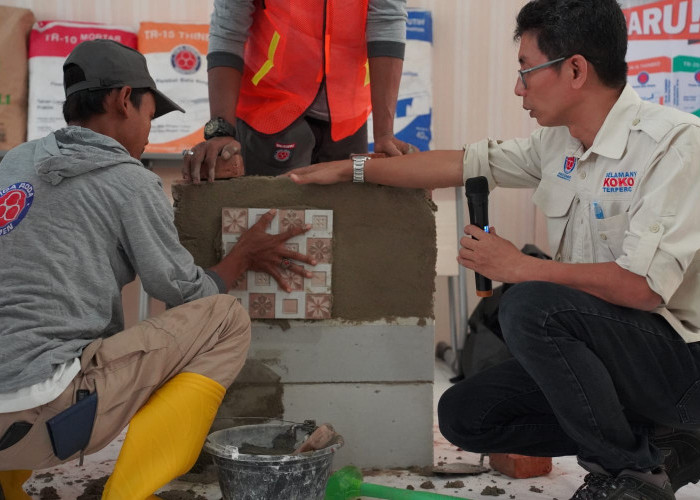 Tukang Bangunan Binaan PT Indocement Dapat Sertifikat Kompetensi dari Kementrian PUPR 
