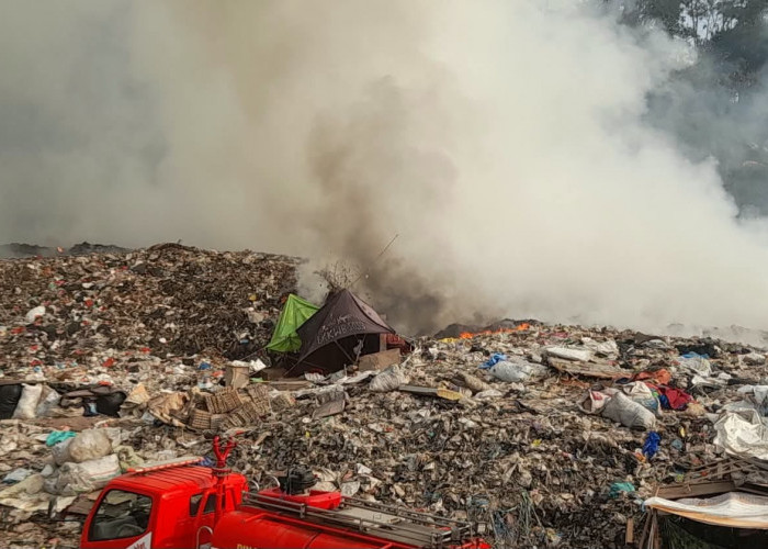 TPAS Gunung Santri Cirebon Terbakar, Api Merambat di Tengah Tumpukan Sampah