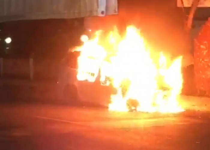 BREAKING NEWS! Satu Unit Mobil Terbakar di Jalan Tuparev Cirebon, Lalu Lintas Padat Merayap