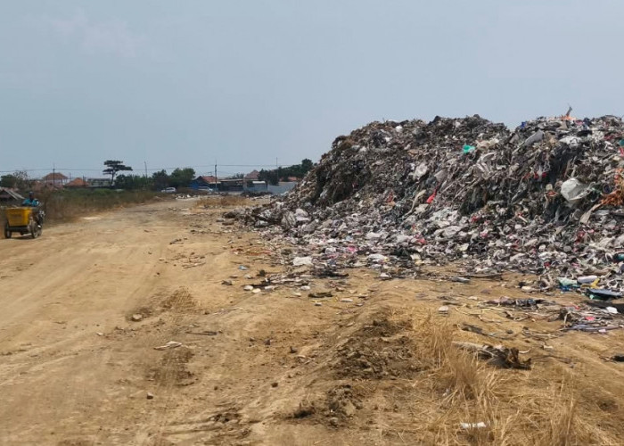 Tumpukan Limbah Pabrik di Pinggir Jalan Lingkar PPI Gebang Cirebon Disorot Warga